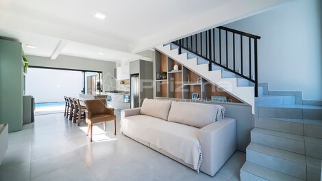 Lindo duplex geminado na Praia de Mariscal.