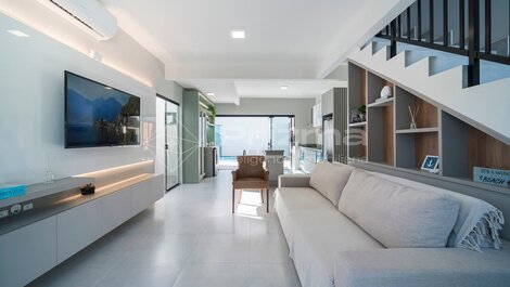 Lindo duplex geminado na Praia de Mariscal.
