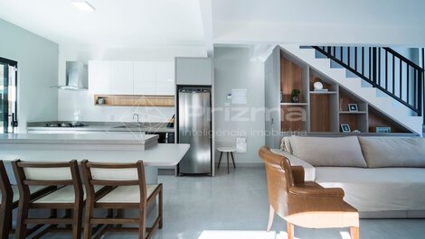 Lindo duplex geminado na Praia de Mariscal.