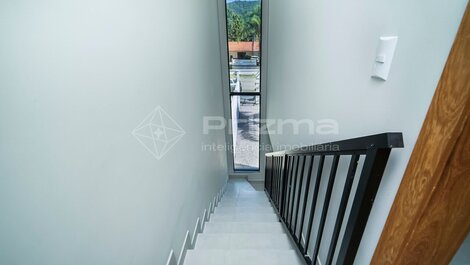 Lindo duplex geminado na Praia de Mariscal.