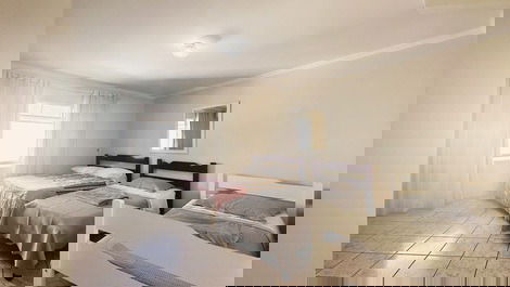 No quarto tem ar condicionado e tv