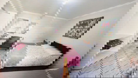 Quarto com cama de casal e 2 camas solteiro
