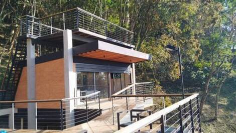 Um Refúgio na Serra — Natureza, Conforto e Vista Deslumbrante