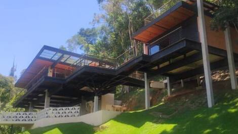 Um Refúgio na Serra — Natureza, Conforto e Vista Deslumbrante