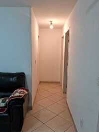 Corredor: acesso ao banheiro e aos quartos 