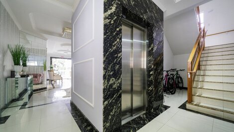 203M - Lindo apartamento a poucos metros do mar em Bombas