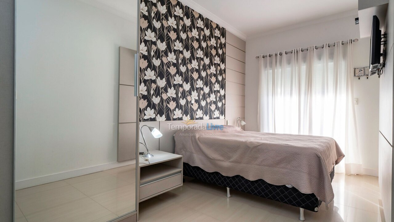 Apartamento para aluguel de temporada em Bombinhas (Praia de Bombas)