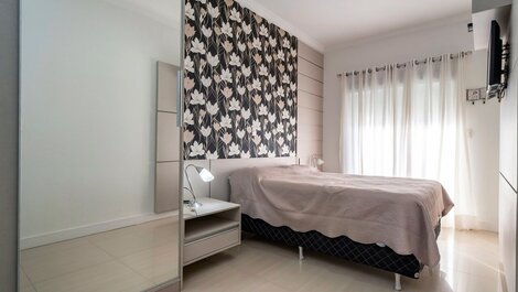 203M - Lindo apartamento a poucos metros do mar em Bombas
