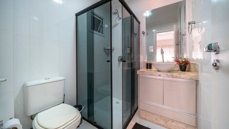 203M - Lindo apartamento a poucos metros do mar em Bombas