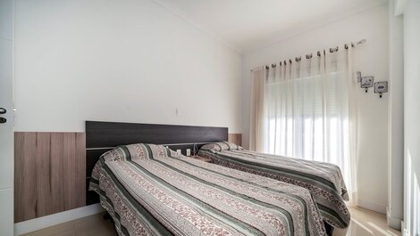 203M - Lindo apartamento a poucos metros do mar em Bombas