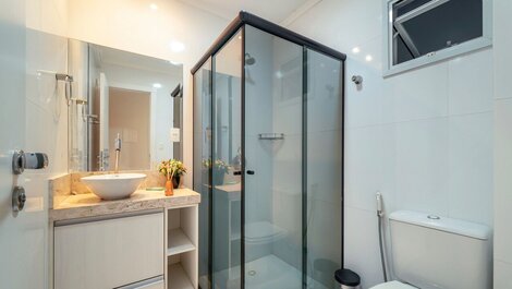 203M - Lindo apartamento a poucos metros do mar em Bombas