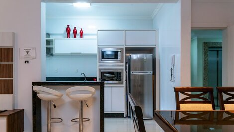 203M - Lindo apartamento a poucos metros do mar em Bombas