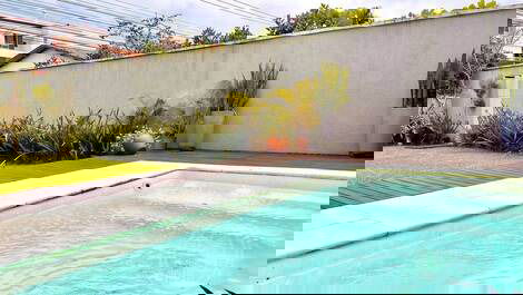 Linda casa de esquina com piscina, a poucos passos do mar em...