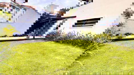 Linda casa de esquina com piscina, a poucos passos do mar em...