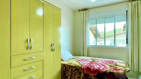 2 bedroom apartment, one and a half blocks from the beach SEASONAL