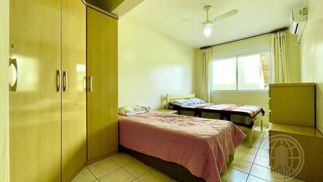 2 bedroom apartment, one and a half blocks from the beach SEASONAL