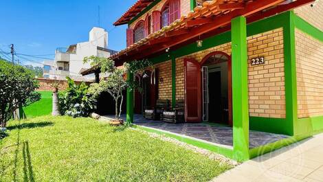 3 bedroom house with pool SEASONAL