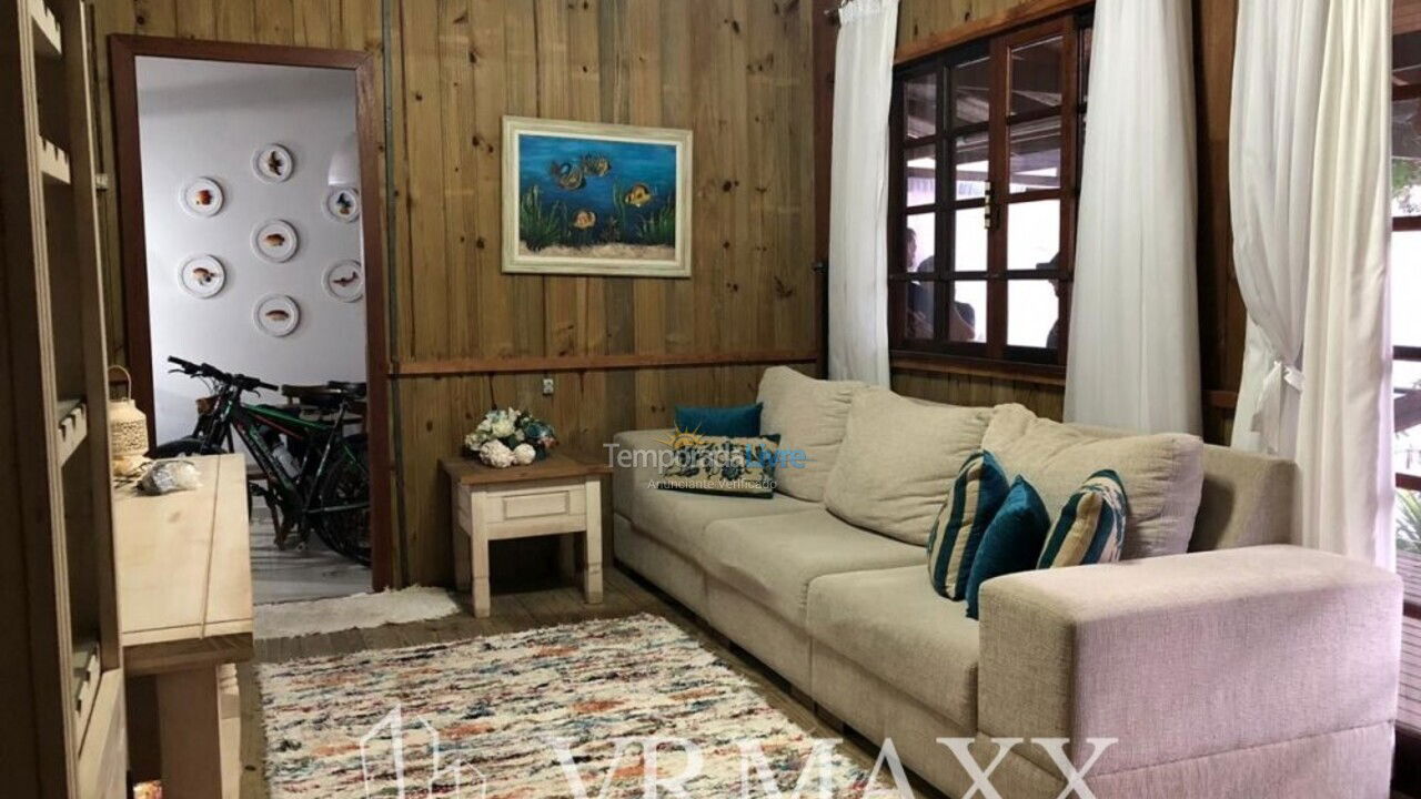 Casa para aluguel de temporada em Bombinhas (Praia de Zimbros)