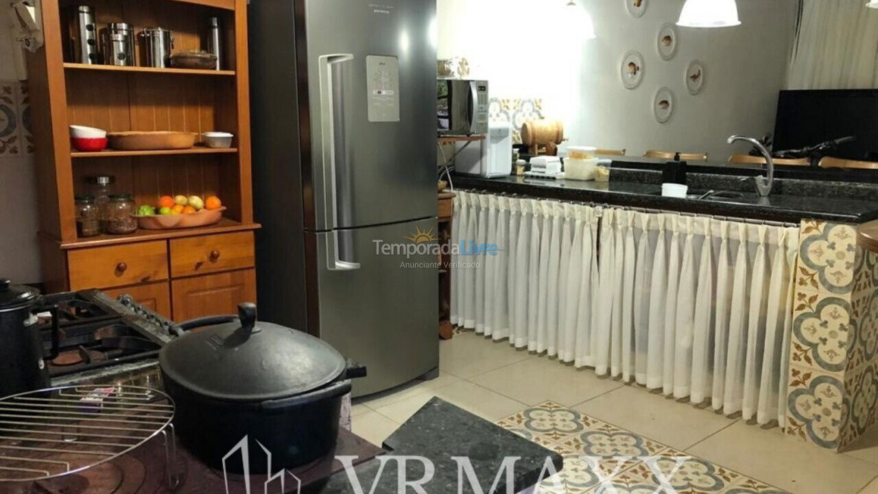 Casa para aluguel de temporada em Bombinhas (Praia de Zimbros)