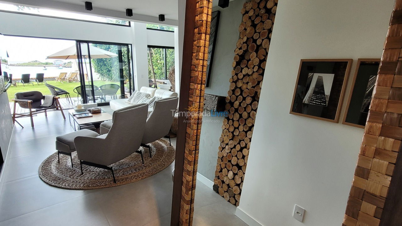 Casa para aluguel de temporada em Florianópolis (Praia da Armação)