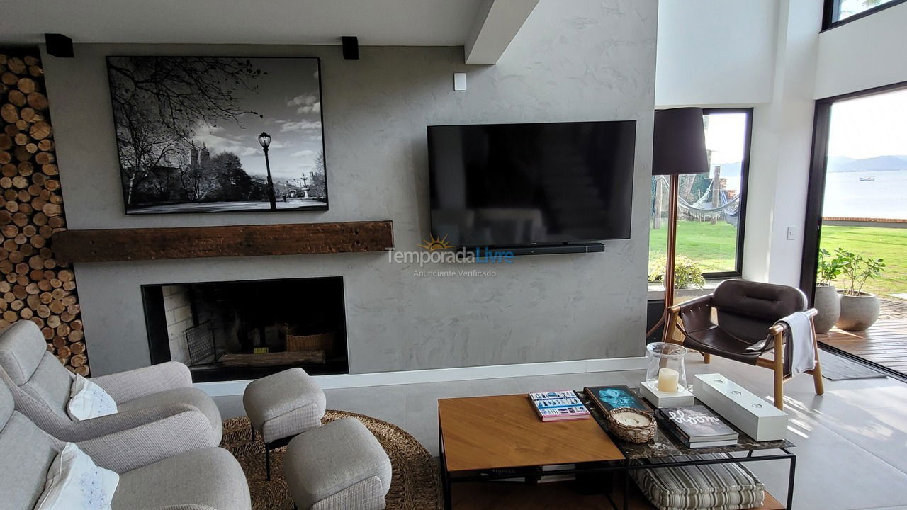 Casa para aluguel de temporada em Florianópolis (Praia da Armação)