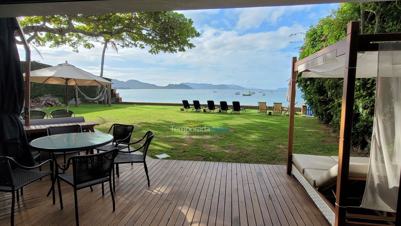 Casa para aluguel de temporada em Florianópolis (Praia da Armação)