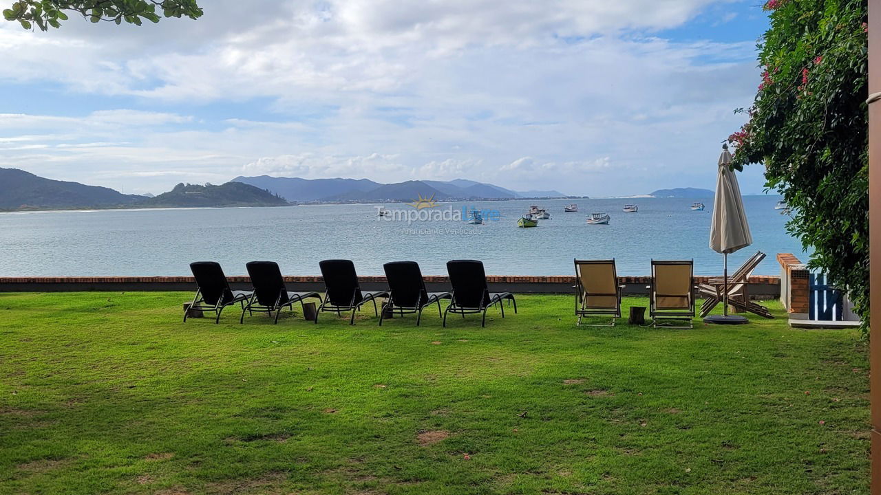 Casa para aluguel de temporada em Florianópolis (Praia da Armação)