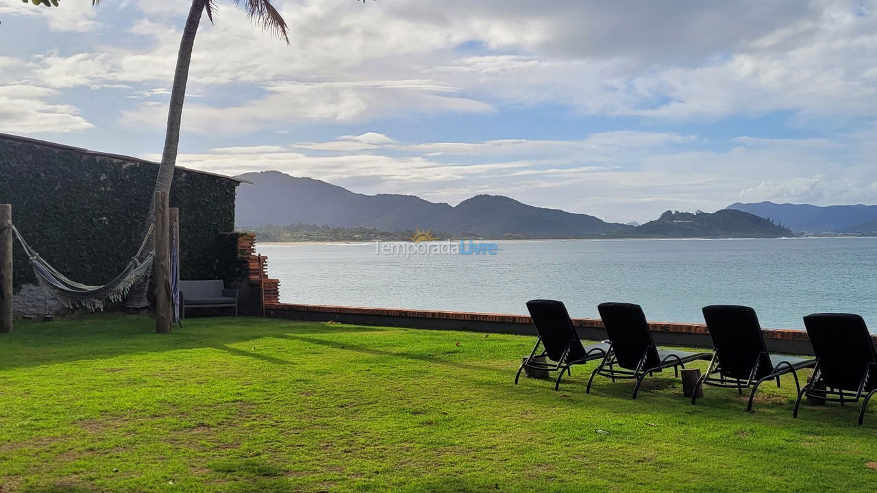 Casa para aluguel de temporada em Florianópolis (Praia da Armação)
