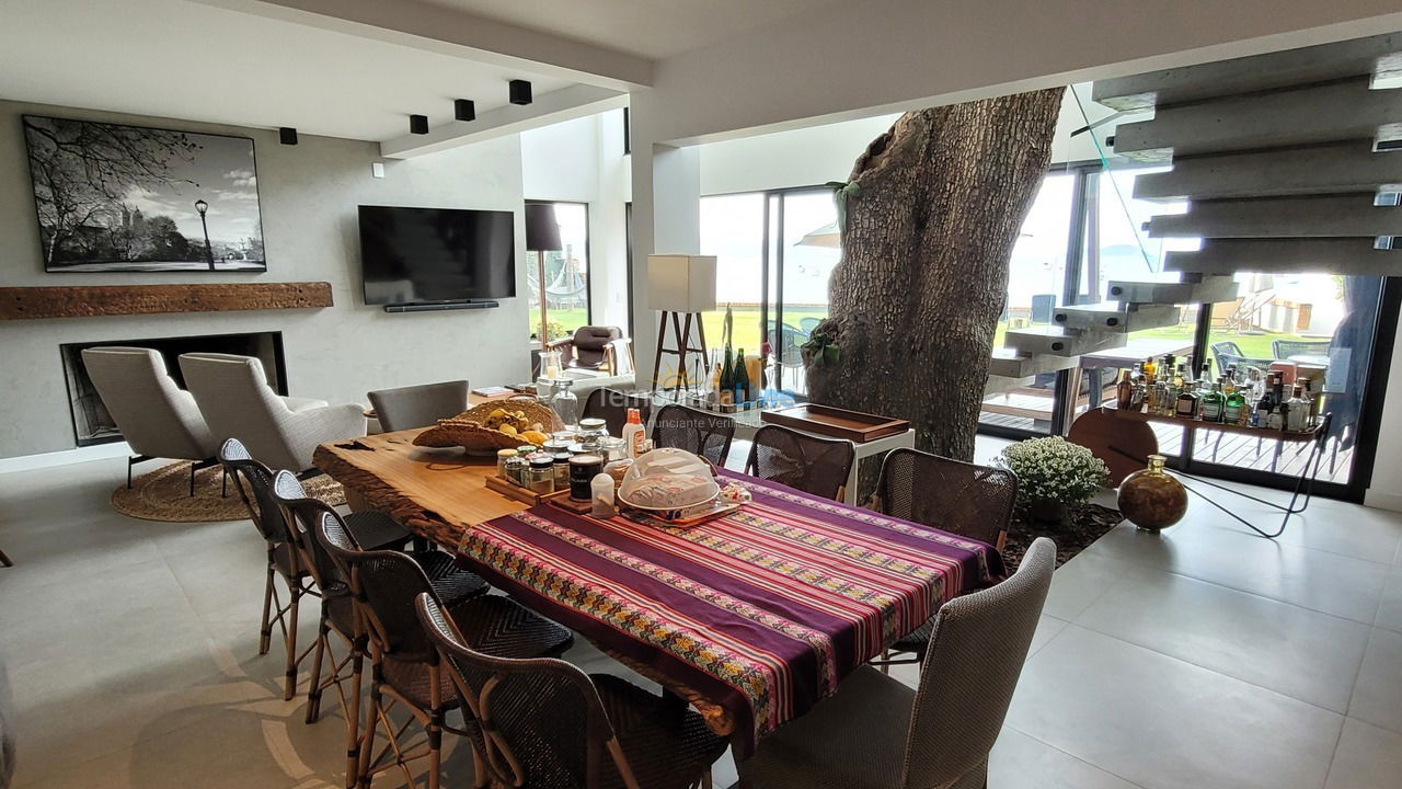 Casa para aluguel de temporada em Florianópolis (Praia da Armação)