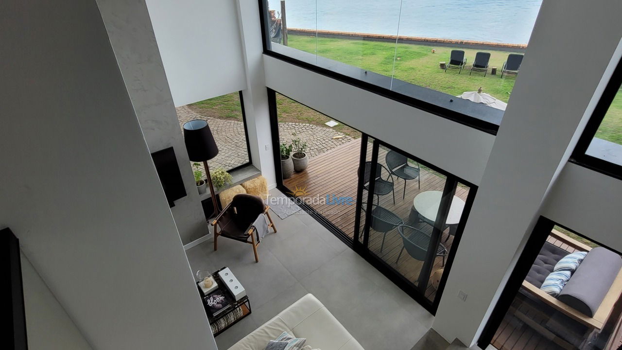 Casa para aluguel de temporada em Florianópolis (Praia da Armação)