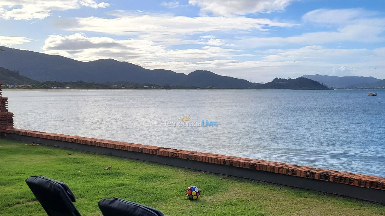 Casa para aluguel de temporada em Florianópolis (Praia da Armação)