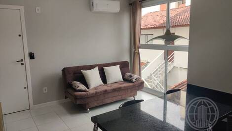1 bedroom apartment half a block from the beach SEASONAL.