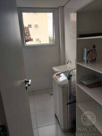 1 bedroom apartment half a block from the beach SEASONAL.