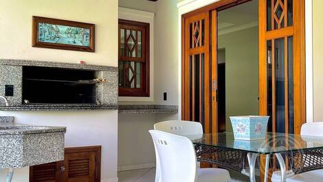 Casa de Temporada em Jurerê Internacional – 5 Quartos, Piscina e...