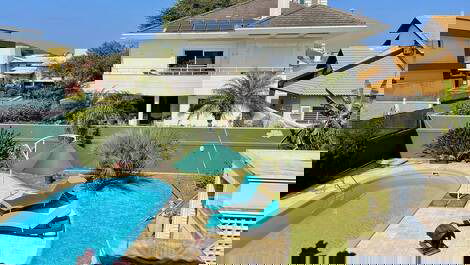 Casa de Temporada em Jurerê Internacional – 5 Quartos, Piscina e...
