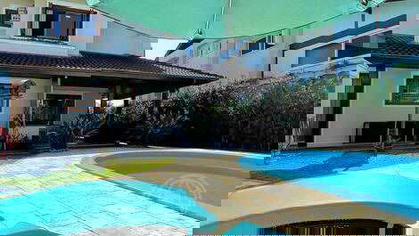 Casa de Temporada em Jurerê Internacional – 5 Quartos, Piscina e...