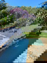 Vista da piscina pela sacada