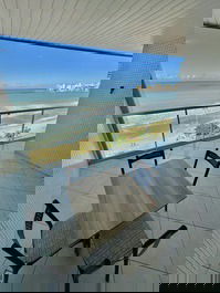 Varanda com vista  e mesa com quatro cadeiras