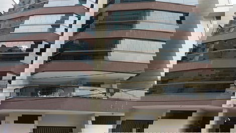 3 habitaciones con aire acondicionado, frente a la playa Meia Praia
