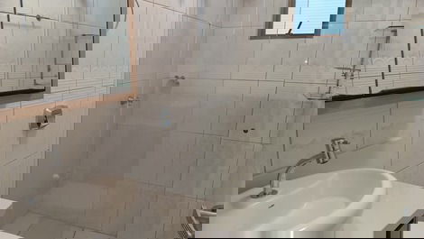3 habitaciones con aire acondicionado, frente a la playa Meia Praia