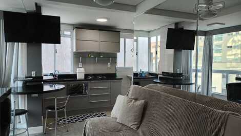 Excellent 1 bedroom apartment, block from the sea