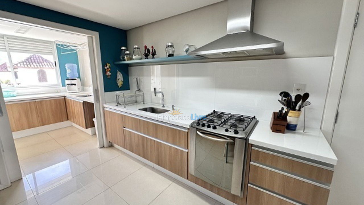 Apartamento para aluguel de temporada em Florianópolis (Praia Brava)