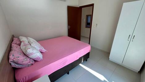 Sobrado Aconchegante em Condomínio, Próximo às Praias de Bom