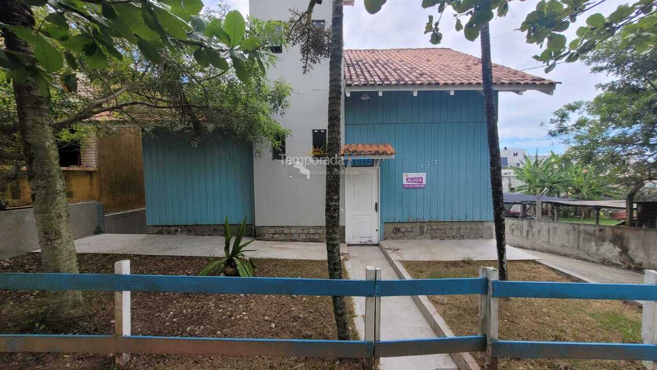 Casa para alquiler de vacaciones em Bombinhas (Praia de Quatro Ilhas)