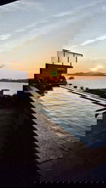 Casa super aconchegante com piscina e vista para o mar