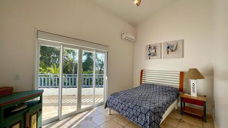 Casa super aconchegante com piscina e vista para o mar