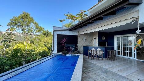 Casa super aconchegante com piscina e vista para o mar