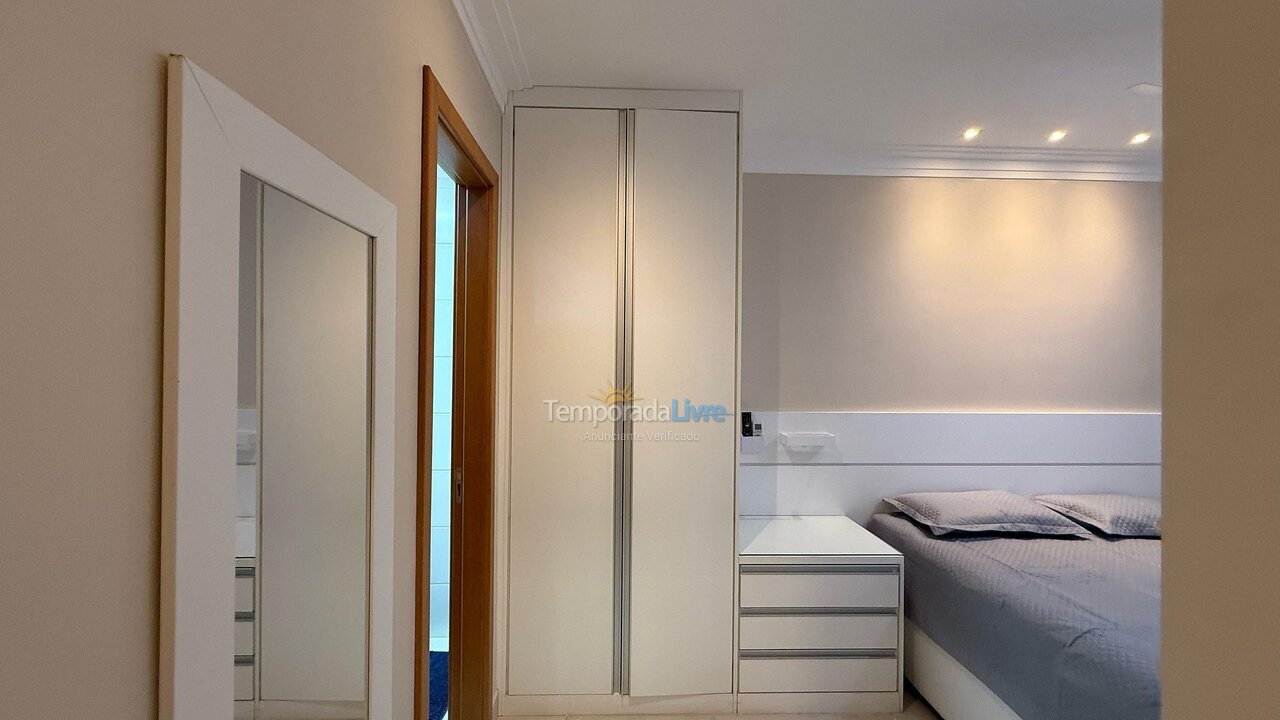Apartamento para aluguel de temporada em Ubatuba (Praia das Toninhas)