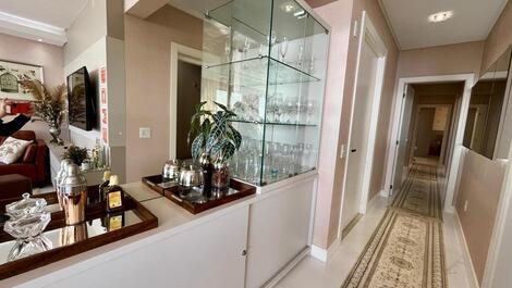 Sofisticado apartamento com 4 suítes em Meia Praia - Vista mar