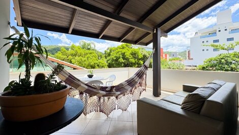 LARGE FAMILY HOUSE 200 METERS FROM MARISCAL BEACH